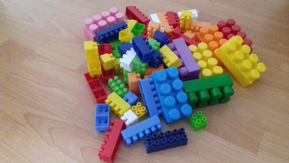 Lego colorate diferite