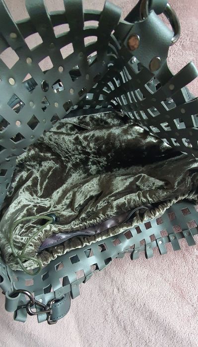 Графитена чанта от кожена мрежа с метални елементи и плюшен несесер