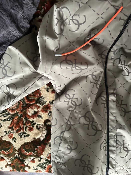Geaca de primavara-toamna GUESS ORIGINALA,MARIMEA S ,folosita de 2 ori