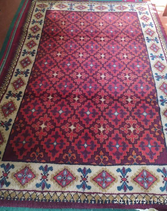 Продам ковры одного размера.