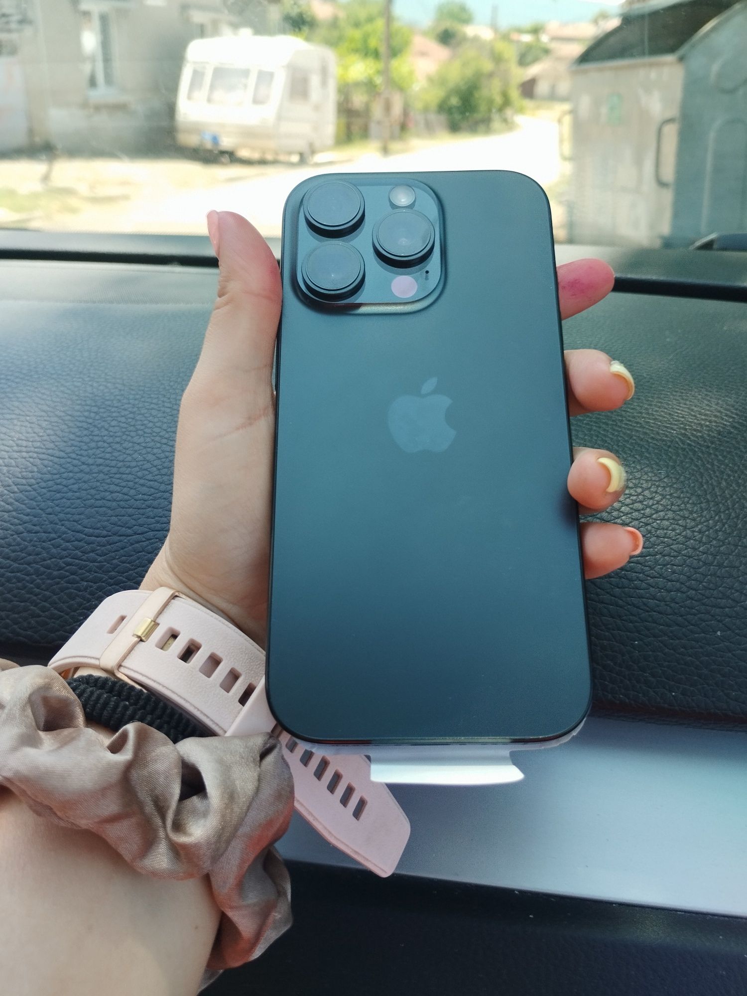 Чисто нов Iphone 16 pro Black titanium