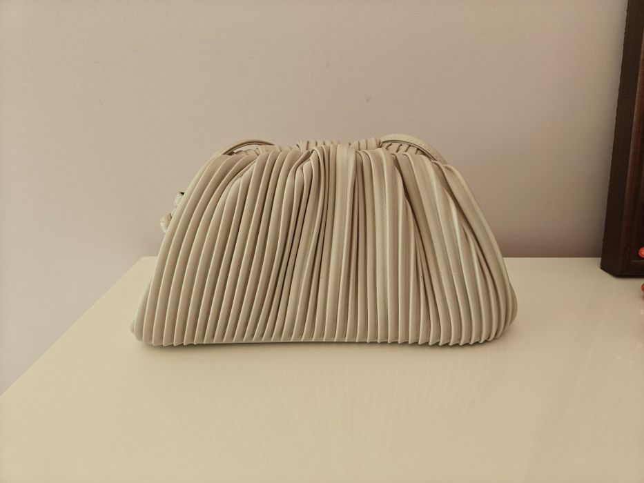 Кожена дамска чанта цвят крем