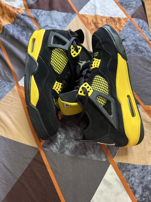 Air Jordan 4 Retro “Thunder”