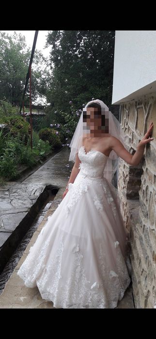 Сватбена рокля с воал и 2 кринолина, размер от М до XL. Почистена!