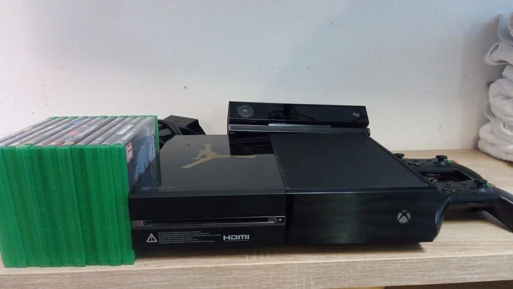 Vând Xbox cu 2 controlere și kinect