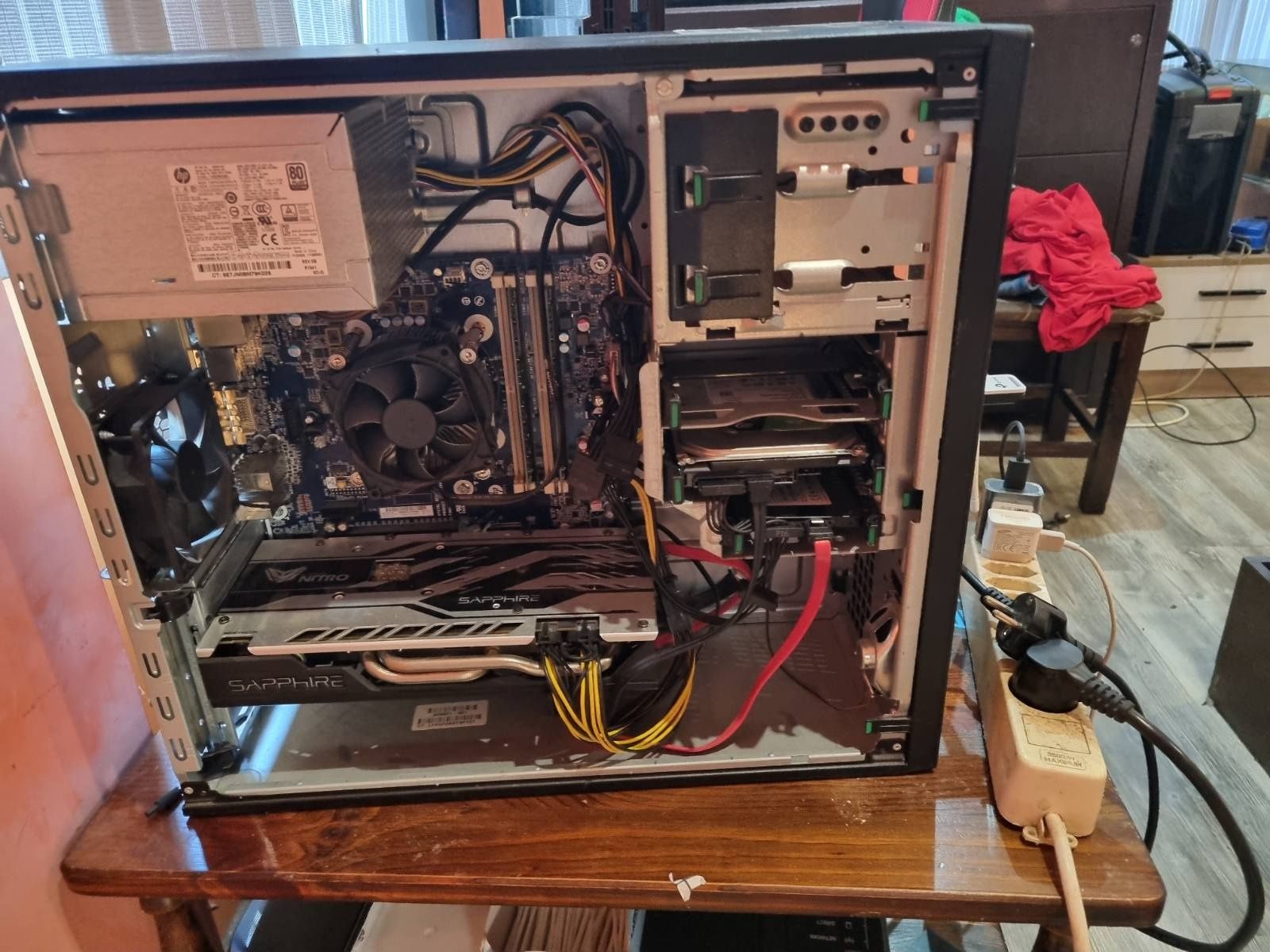 HP z240 tower desktop със сменена видеокарта и добавен HDD със 1ТБ