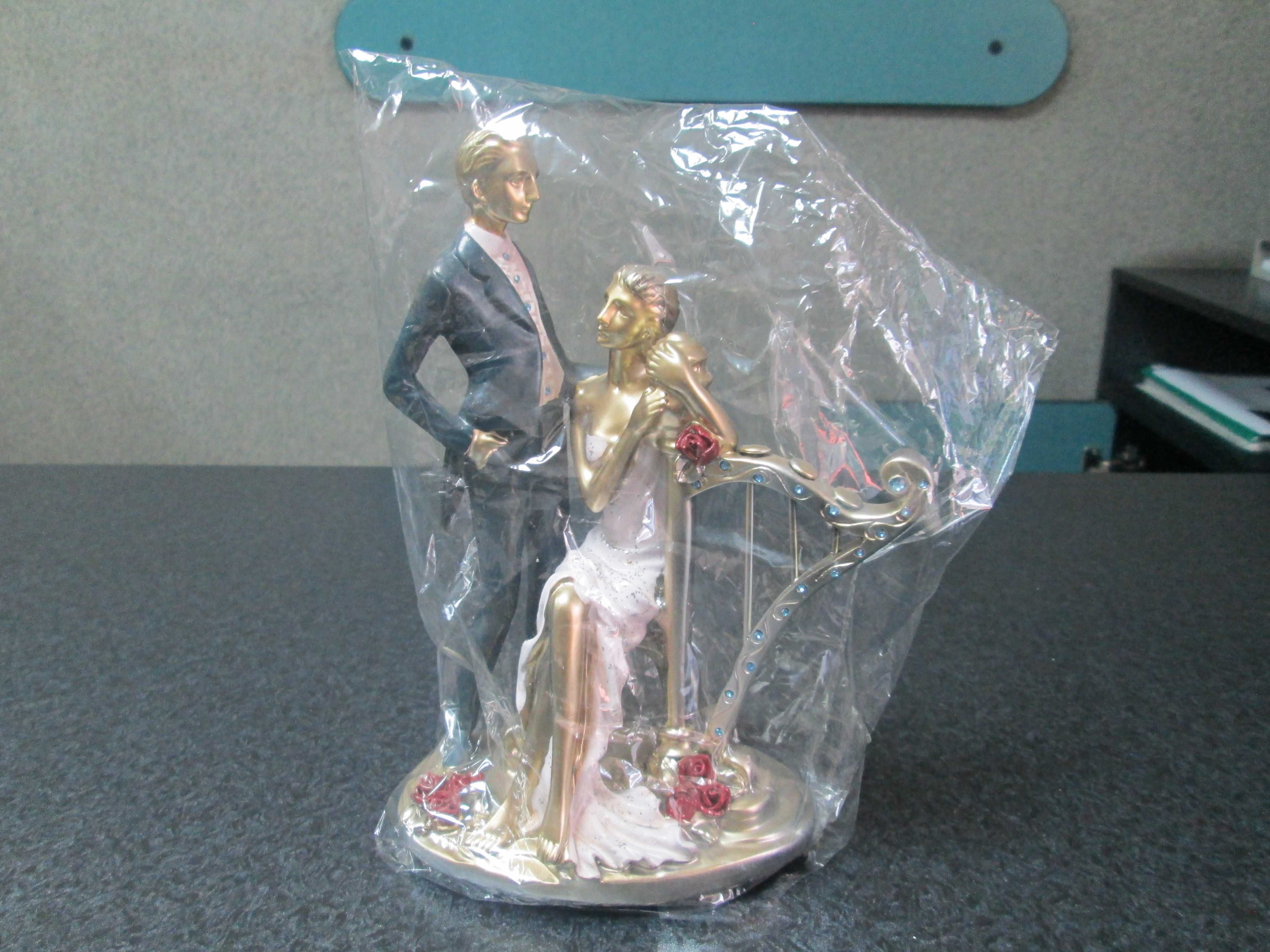 Продавам чисто нова декоративна статуетка на младоженци-много красива