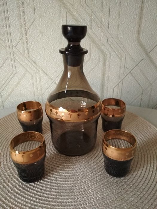 Стеклянный графин и стопки