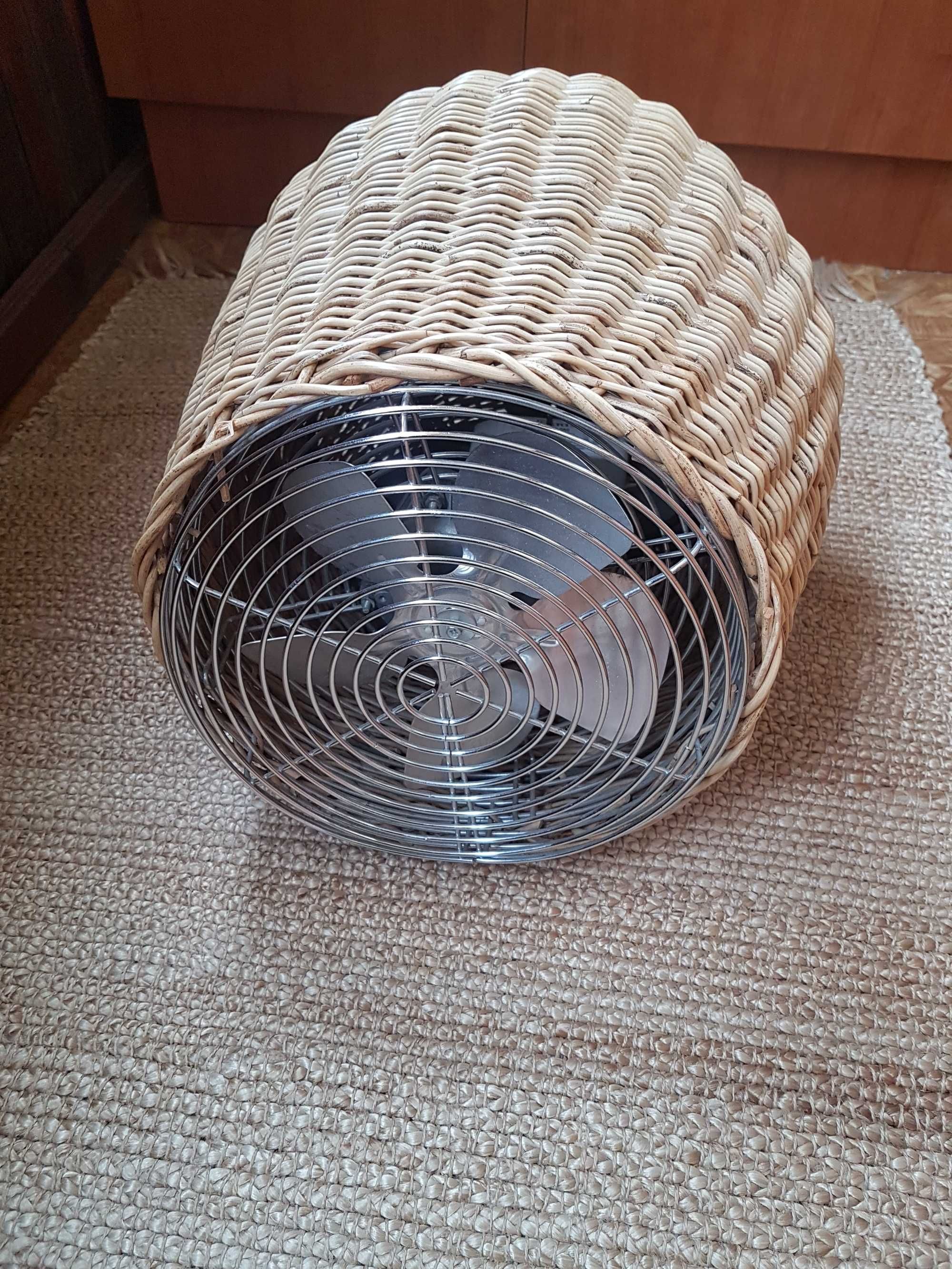 Бутиков стаен вентилатор с корпус от естествен ратан.