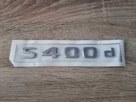 сребрист надпис Mercedes Benz S400d