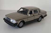 Macheta Volvo 240 GL 1979 gold - Welly 1/36