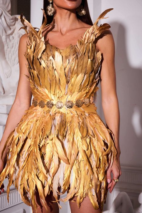 Пленителна рокля с пера в злато - размер - Универсален Bella Barnett
