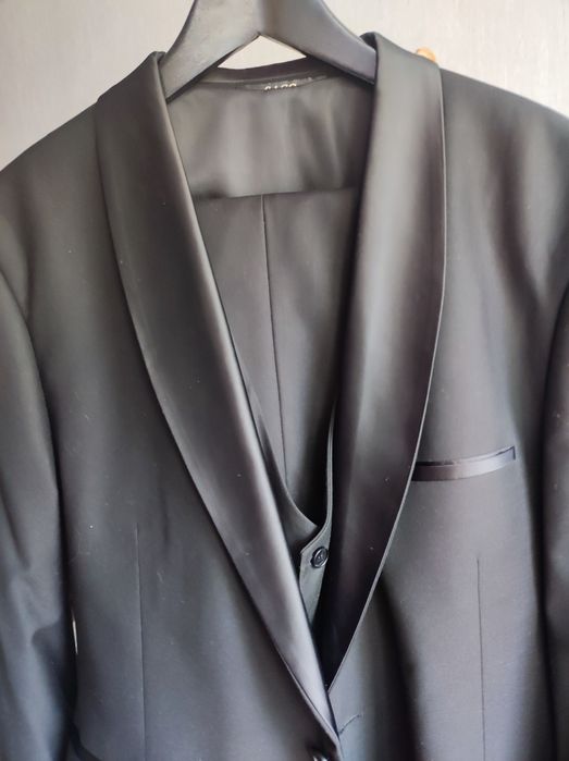 Продам шикарный смокинг в отличном состоянии.