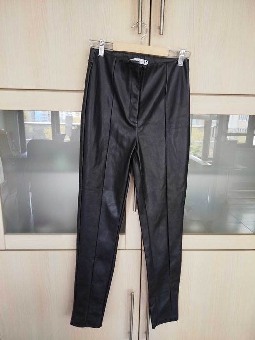 Черен панталон тип клин от изкуствена кожа Reserved