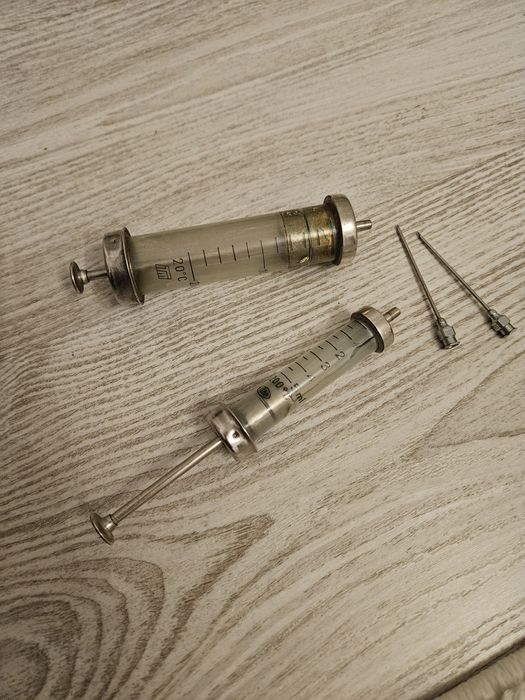 Seringi reutilizabile pentru colecționari