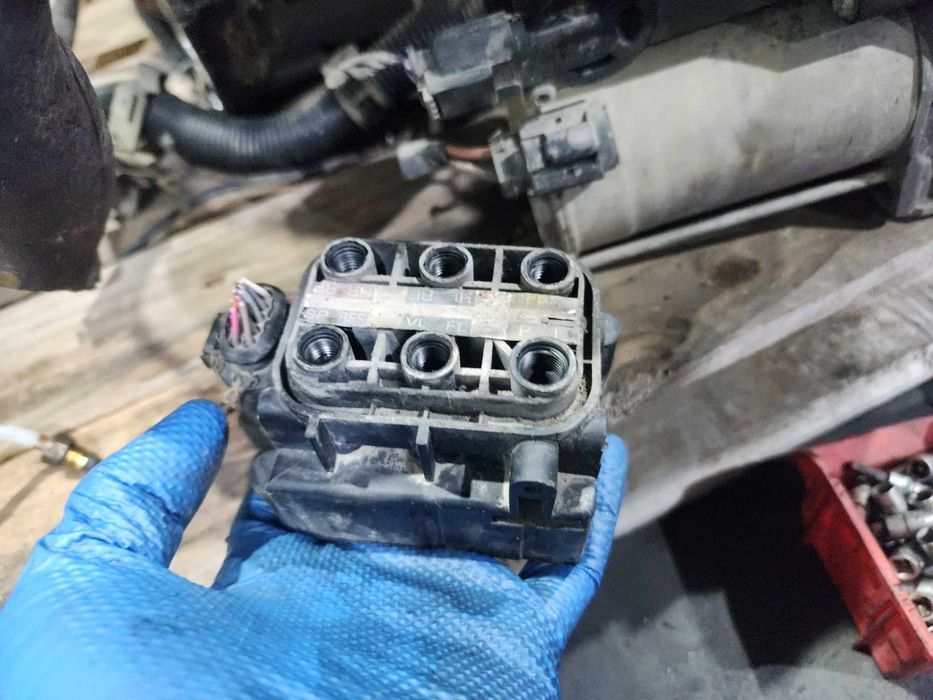 Bloc de valve supape perne de aer Airmatic Mercedes W221 W164 ML S320