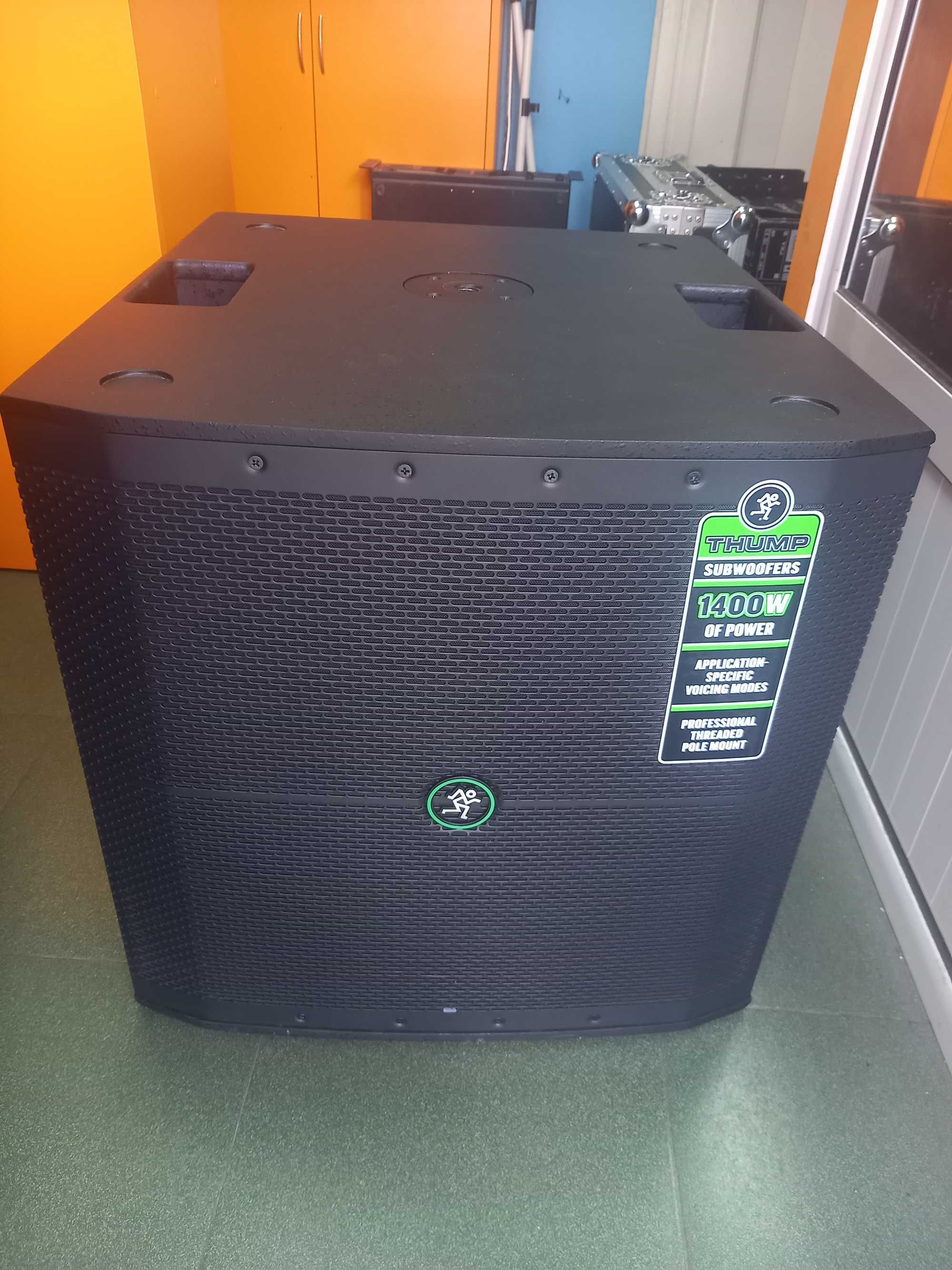 Продавам професионален Mackie Thump 118S Активен
субуфер