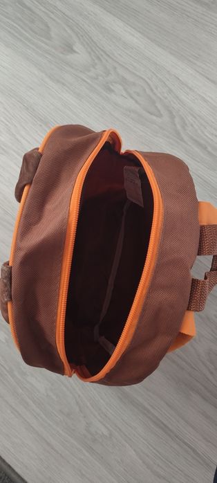 Детска пластмасова масичка и раничка за градина