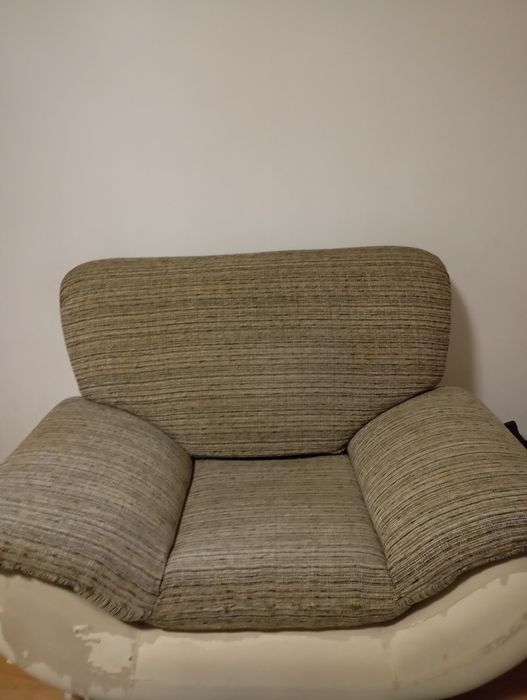 Продаю диван угловой и ещё есть кресло.