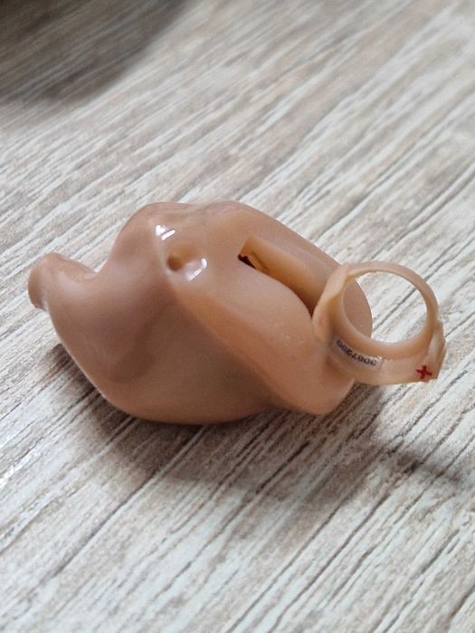 Aparat auditiv /Proteza auditiva CIC, în interiorul urechii. Stanga.