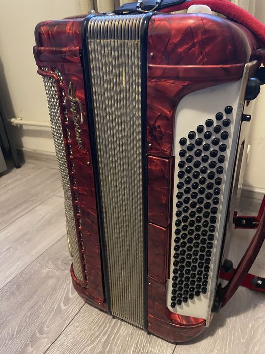 Vand acordeon de 120 basi