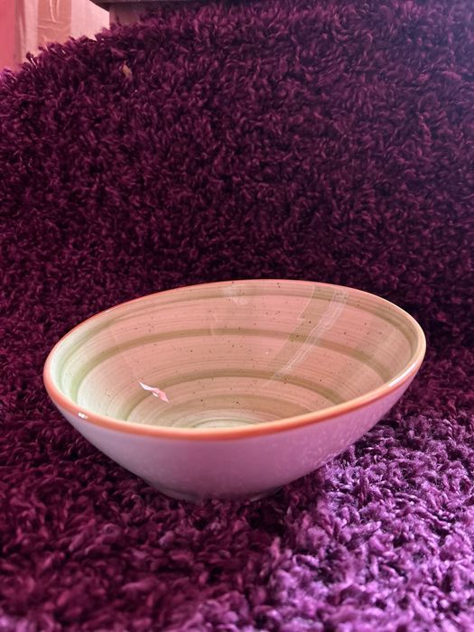 Farfuri , pahare , castrone , cani