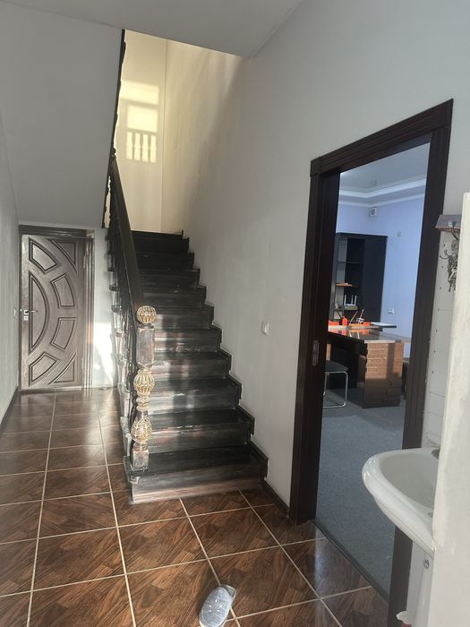 Урганч шахарда 4 900квадрат омборхона офислари билан сотилади.