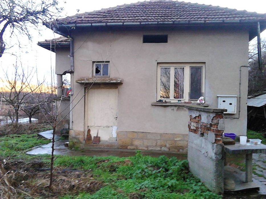 Продвам къща с двор