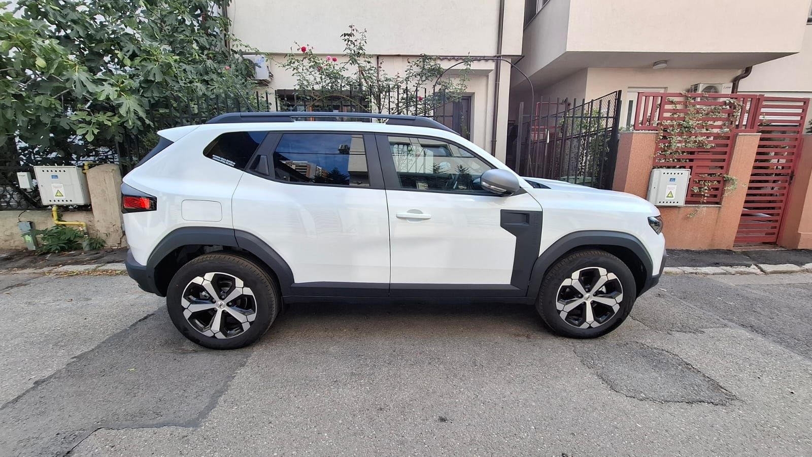 Inchiriere Dacia Duster Rent a car sector 3 și microbuze 8+1