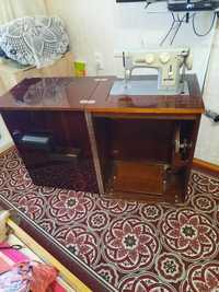 Продаётся швейная кабинетная  машинке