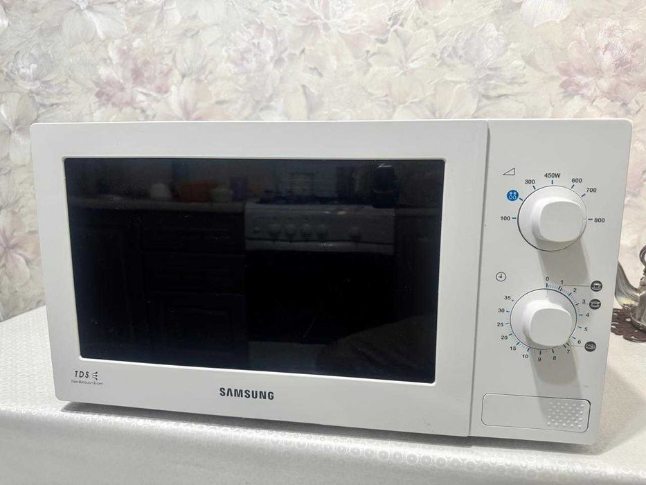 Продам микроволновую  печь Samsung в рабочем состоянии