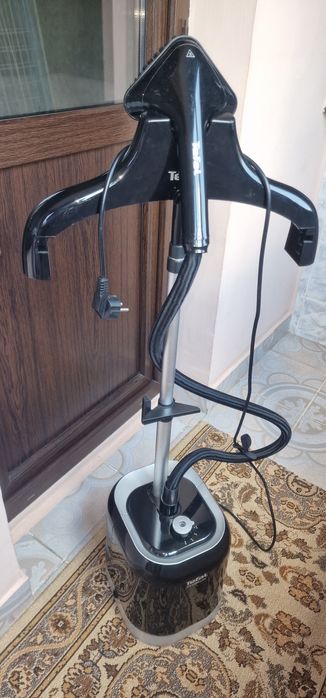 Vând Aparat de calcat vertical cu aburi Tefal Pro Style IT3440E0 !