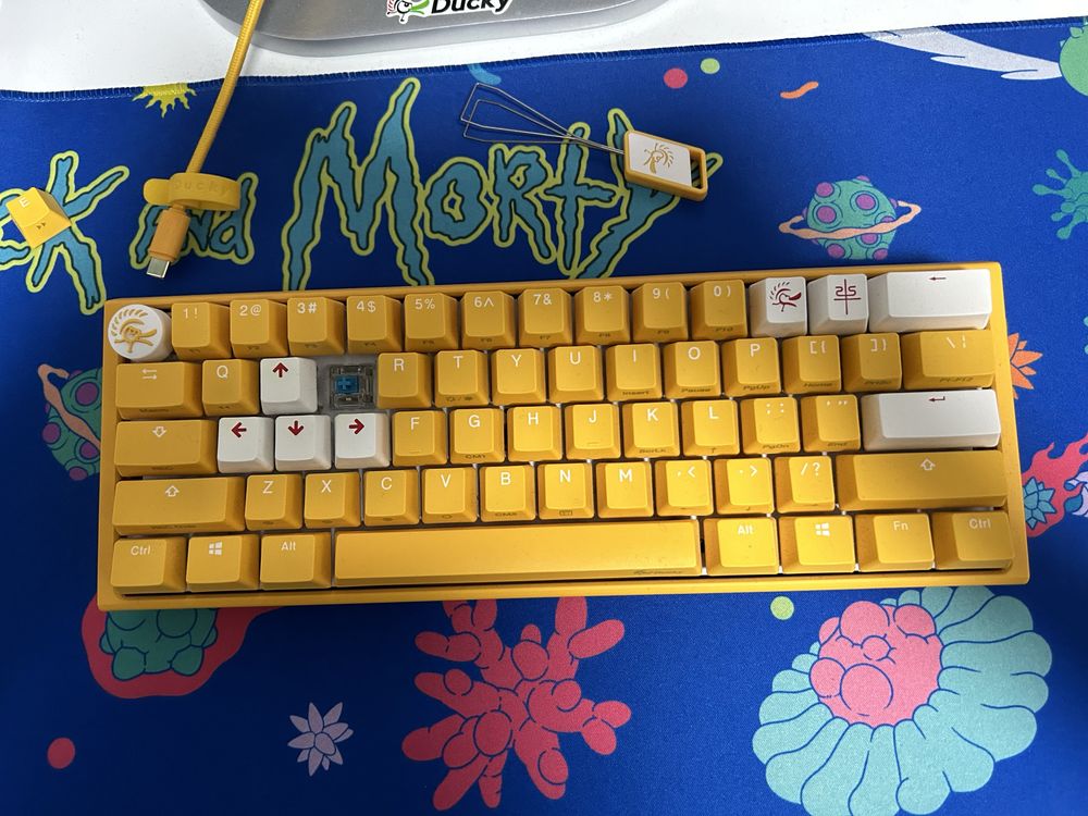 Продавам клавиатура ducky one 3 mini yellow