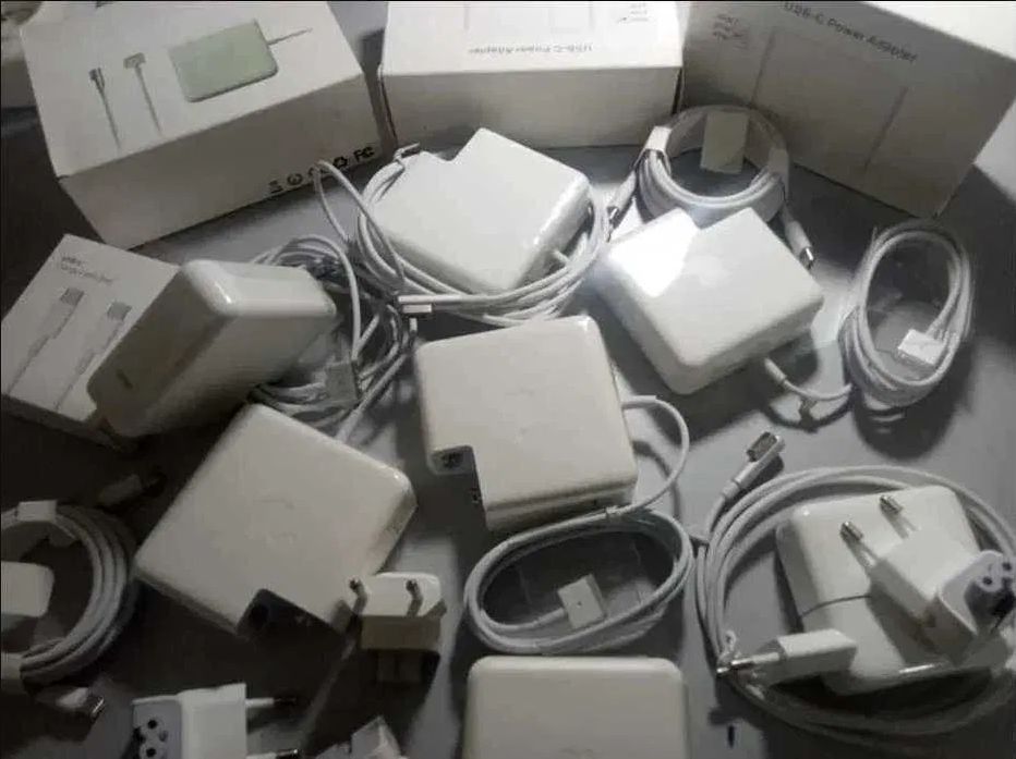 на ноутбук и на макбук - зарядка, блок питания