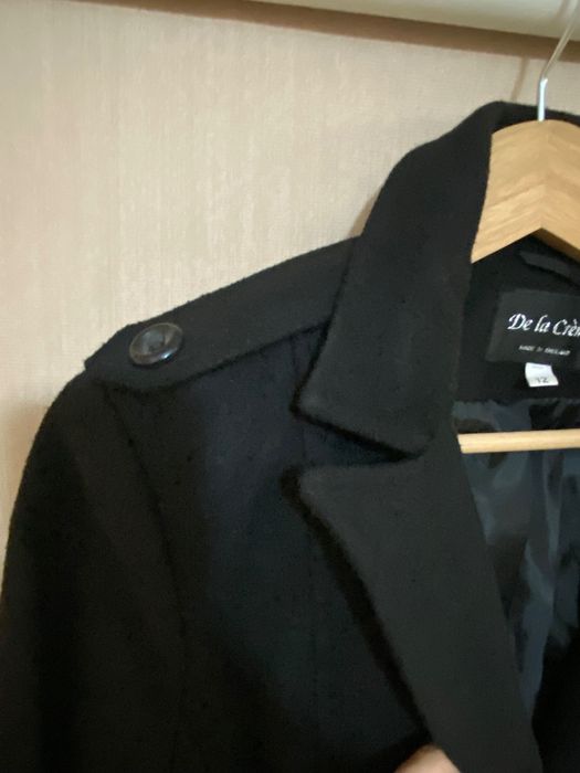 Черно вталено палто