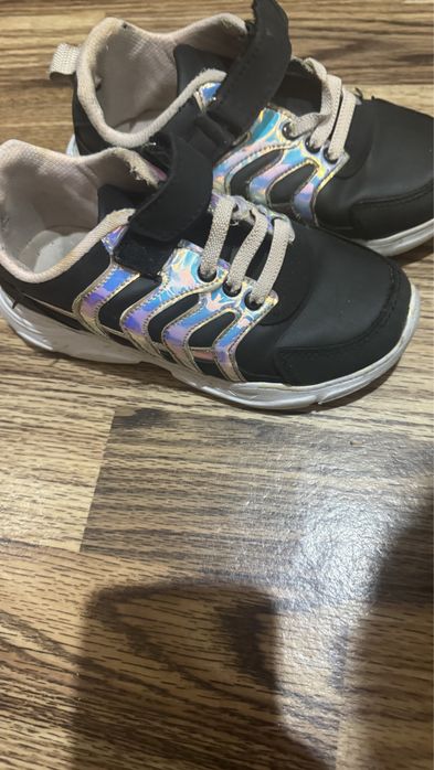 Продаю детские кроссовки для девочки