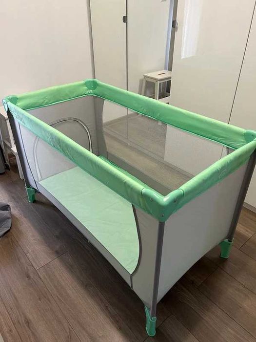 Patut de voiaj Smiki, ca nou, pliabil, cu geanta si baza pentru saltea