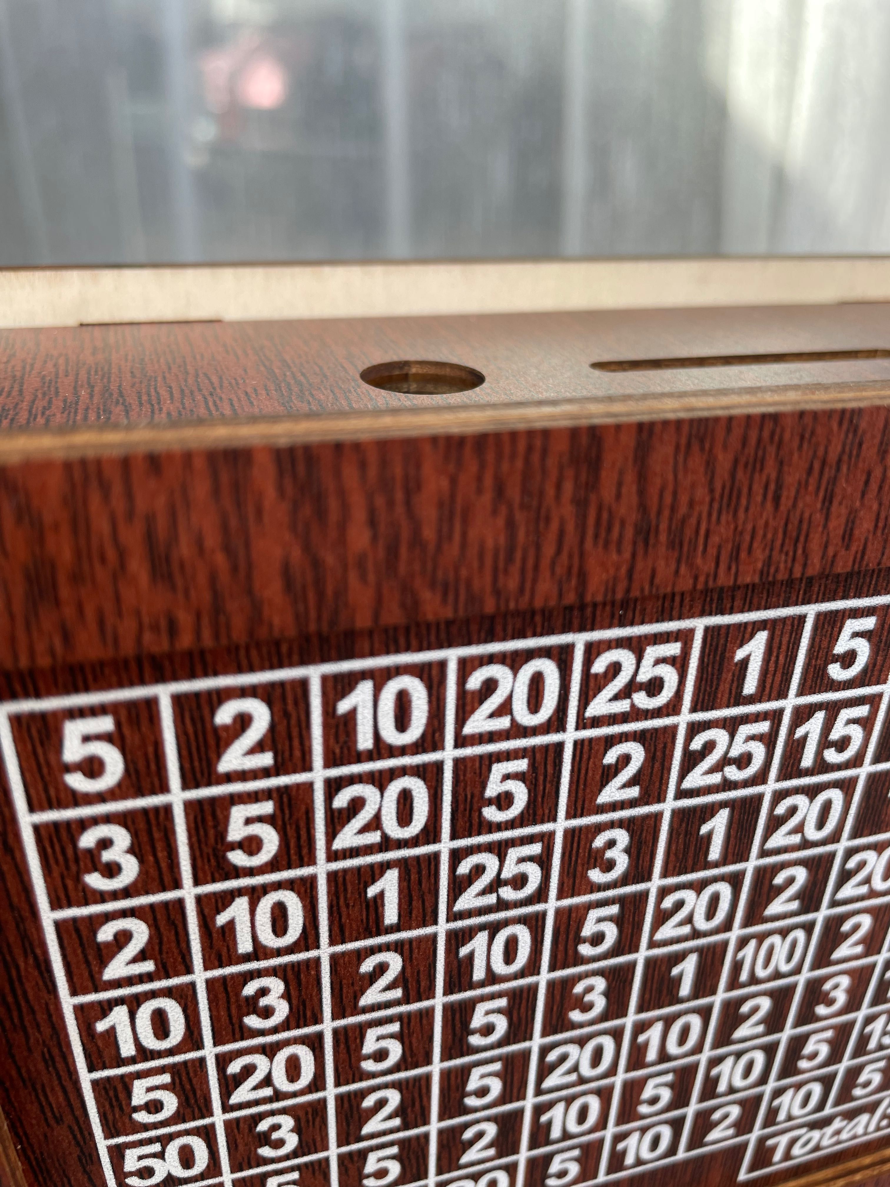 Дървена касичка с числа “Спестявай лесно”