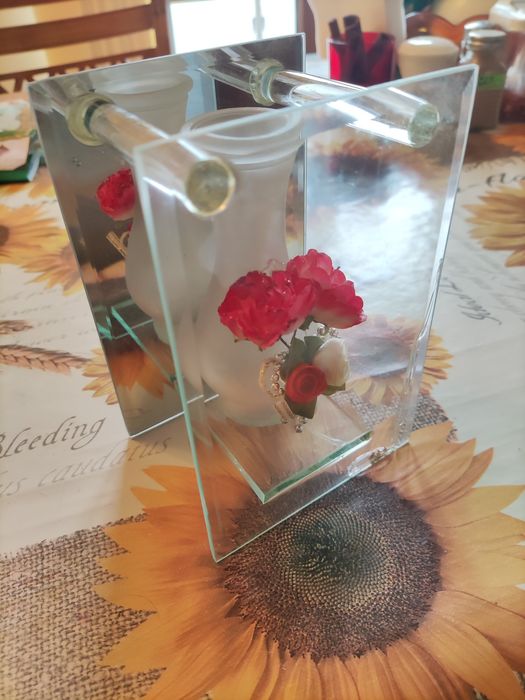 Стъклена вазичка