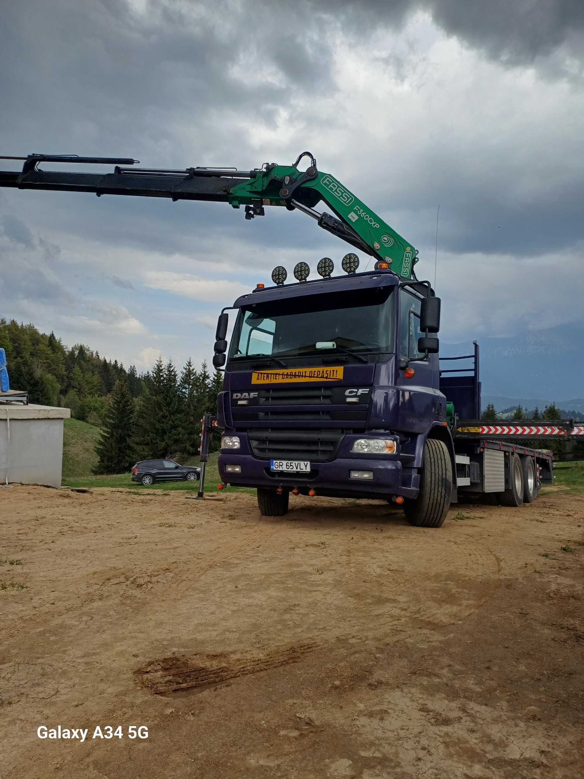 Transport camion cu macara