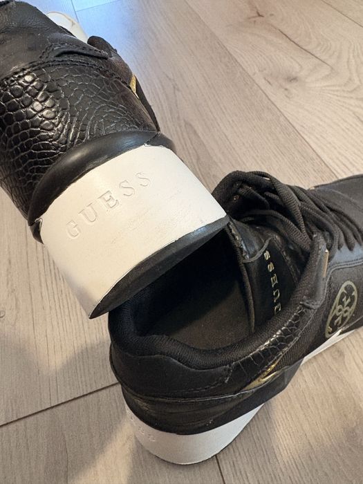 Vand adidasi Guess