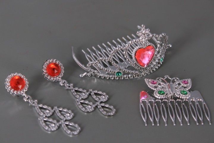 Кукла Барби с тоалетка и гардероб
