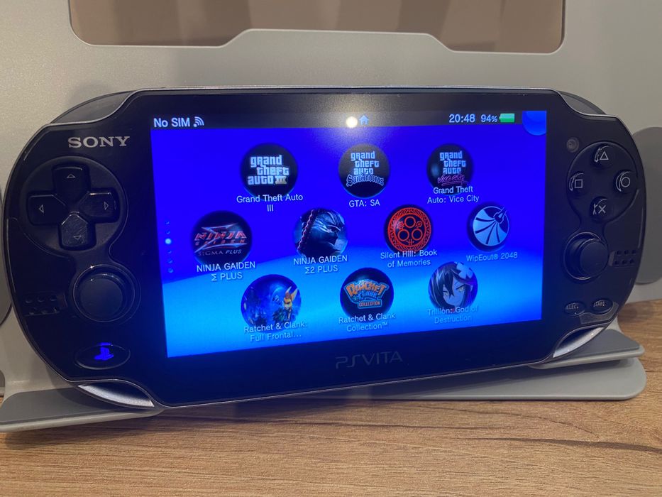 PlayStation Vita OLED (japoneză) modificată, cu jocuri