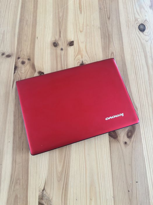 Lenovo Roșu• 14 inch• procesor i5-6200u• SSD 256gb• 8gb ram•baterie 4h