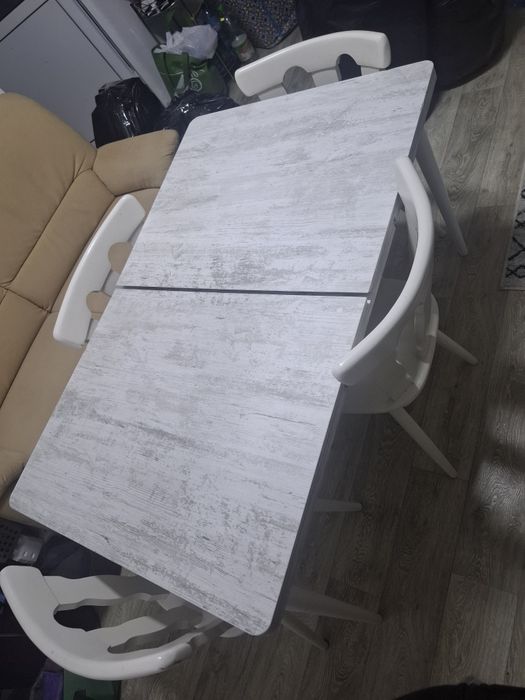 Masa extensibila bucatarie cu 4 scaune din lemn masiv