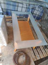 Стъклена холна маса с дървена стойка