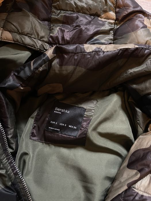 Geaca Bershka.          S