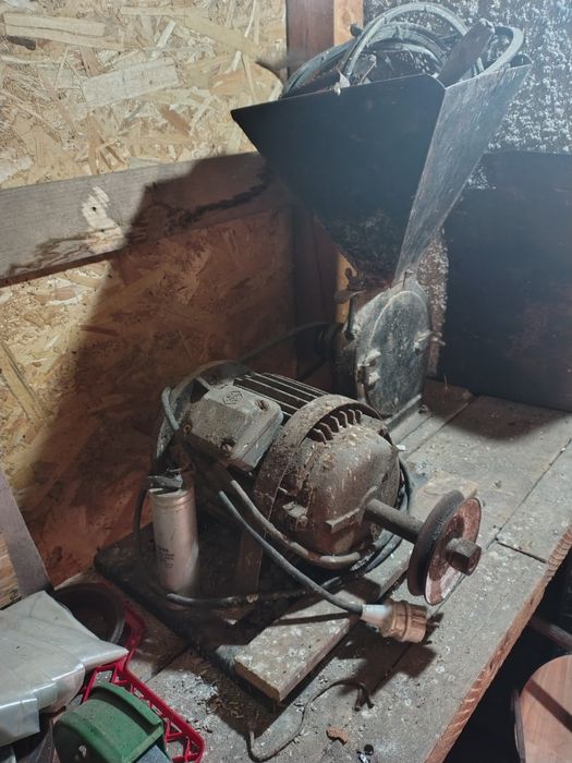 Vand moara pentru macinat cereale