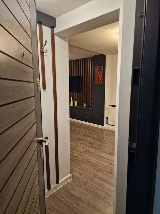 PROPRIETAR vând apartament 3 camere decomandate ,etj P /4 ,zona 1 Mai