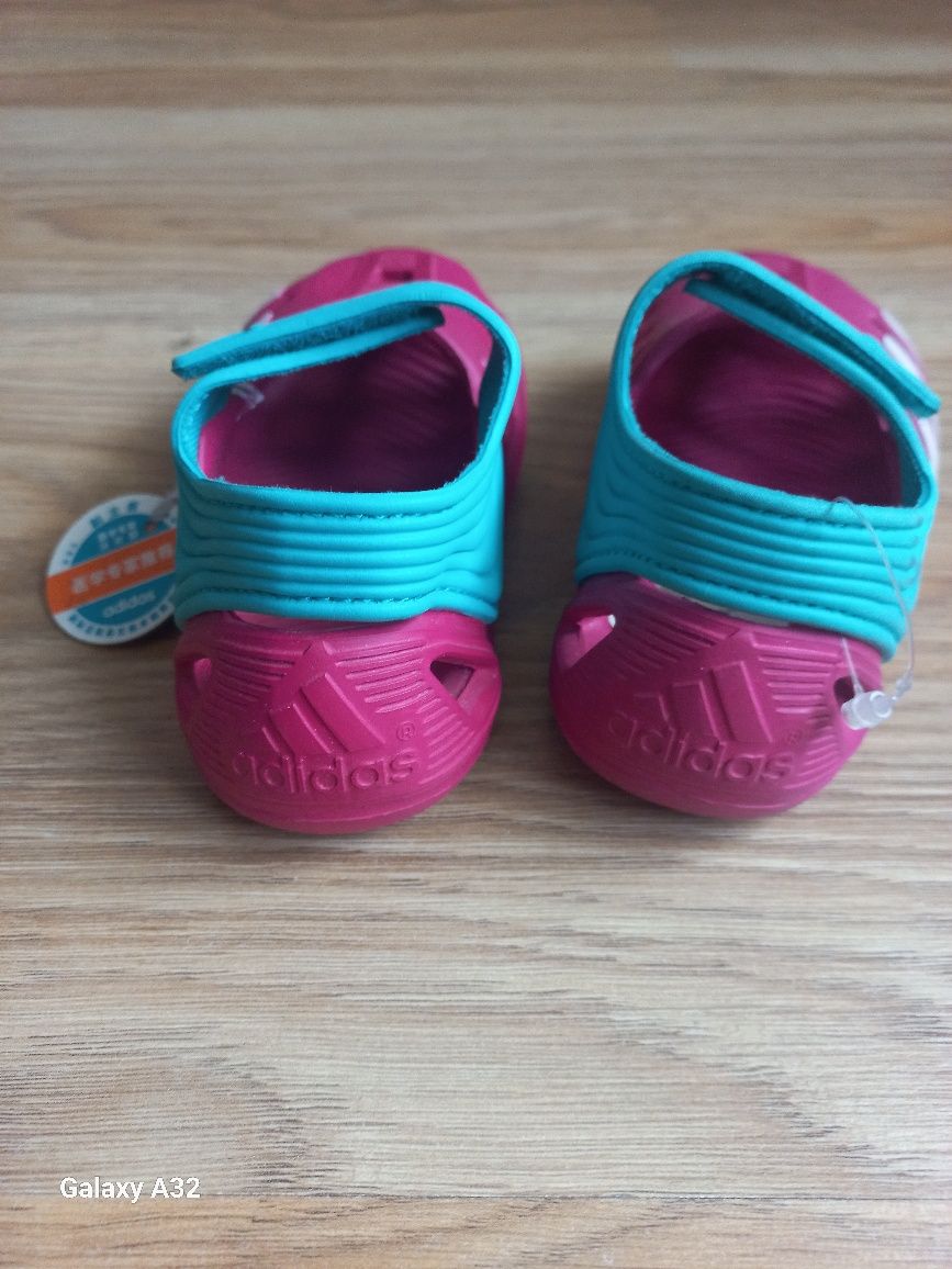Adidas НОВИ сандали детски